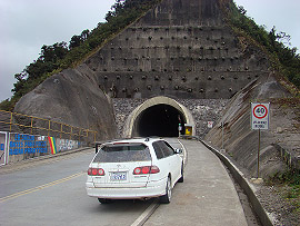 náš pronajatý vz ped tunelem (2870m)